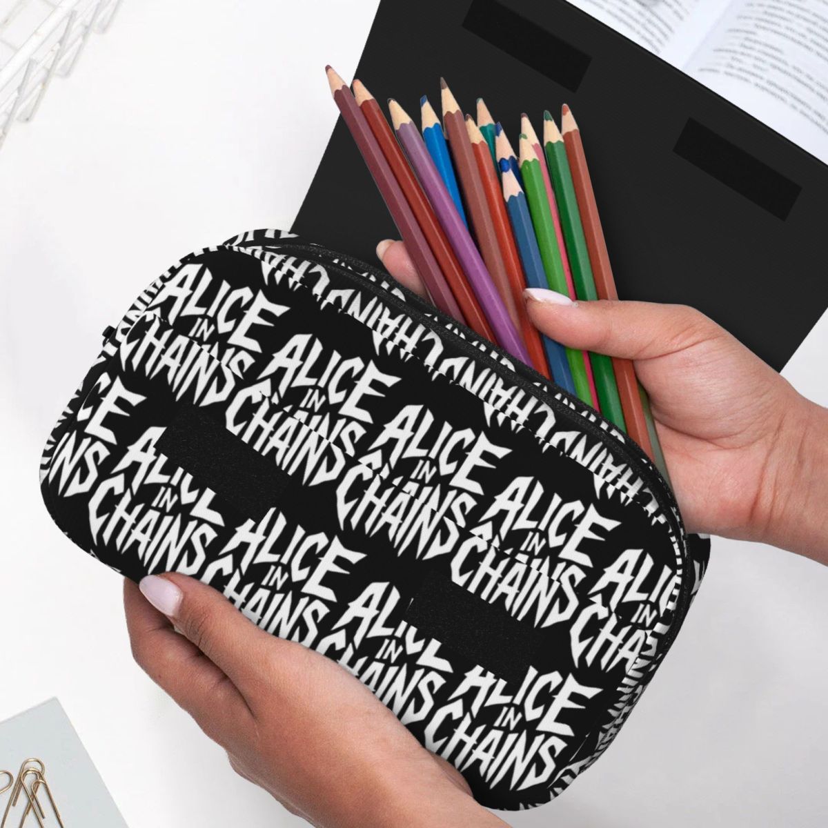 حافظة أقلام من Alice In Chains - مراجعة Stationery And Office Supply Chain وسعره