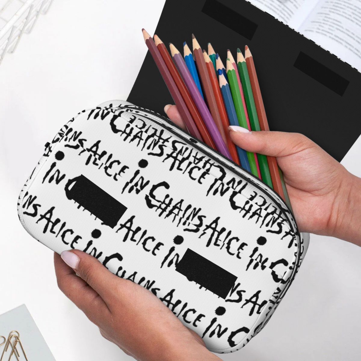 حافظة أقلام من Alice In Chains - مراجعة Stationery And Office Supply Chain وسعره